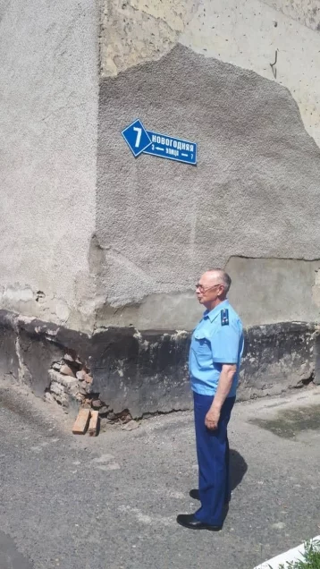 Фото: В Кемерове прокуратура проверила сообщения об осыпающемся фасаде жилого дома 1