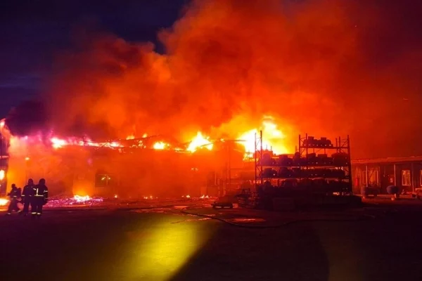 В Прокопьевске сгорело производственное здание, пожар тушили 26 человек
