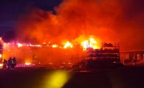 В Прокопьевске сгорело производственное здание, пожар тушили 26 человек