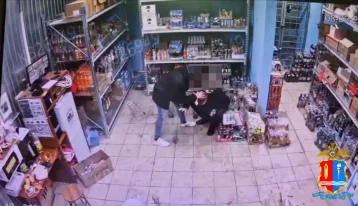 Фото: В Иванове мужчина разгромил алкомаркет и скинул на голову продавца упаковку пива 1