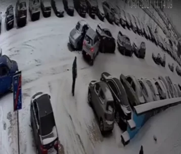 Фото: Момент необычного тройного ДТП на Притомском в Кемерове попал на видео 1