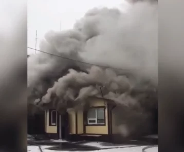 Фото: В Кузбассе пожар в здании автомойки попал на видео 1