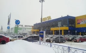 В Кемерове на парковке около крупного гипермаркета образовался затор