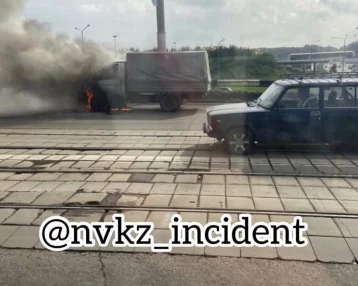 Фото: В Новокузнецке на мосту загорелся автомобиль, пожар сняли на видео 1