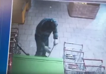 Фото: В Сети появилось видео, как в Кузбассе кувалдой вскрывали банкомат 1
