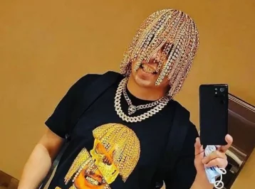 Фото: Американский рэпер сделал волосы на голове из золотых цепей и выложил видео в Сеть 1