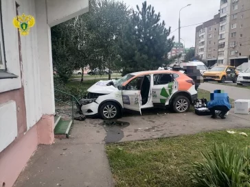 Фото: В Москве подростки угнали каршеринговый авто и врезались в дом: есть погибшие 3