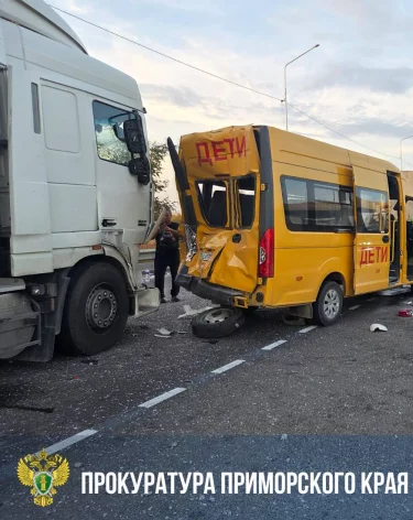 Шестеро детей пострадали в ДТП с автобусом и двумя большегрузами в Приморье