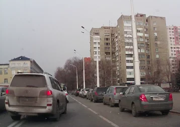 Фото: Водитель Lexus чуть не устроил ДТП в центре Кемерова, выехав на «встречку» 1