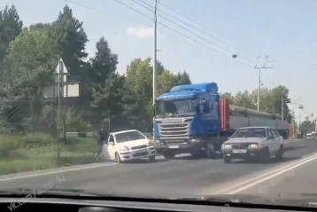 Фото: В Кемерове последствия столкновения фуры с легковым автомобилем попали на видео 1