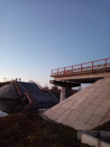 Фото: «ЧП произошло ночью»: в Сибири обрушился автомобильный железобетонный мост 3