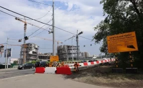 На Университетском мосту в Кемерове отключили реверсивное движение и перекрыли оба пешеходных тротуара