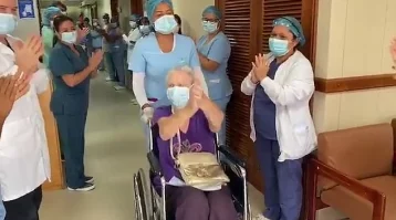 Фото: Врачи проводили вылечившуюся от коронавируса 85-летнюю бабушку аплодисментами 1