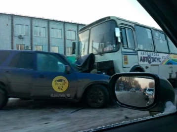 Фото: Появились подробности ДТП с автобусом ПАЗ и Honda в Кемерове 1
