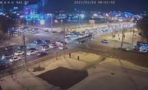 В Кемерове на Ленина автомобиль упал на бок, появилось видео момента ДТП