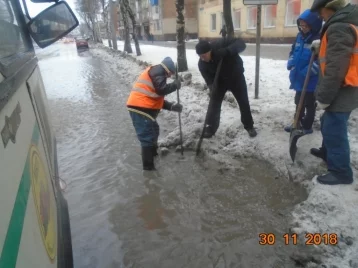 Фото: «По колено в холодной воде»: мэр Новокузнецка рассказал о работе дорожников в сложных погодных условиях  1