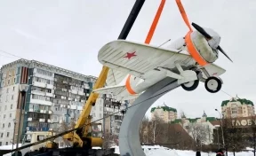 В сквере Новокузнецка демонтировали макет истребителя И-16