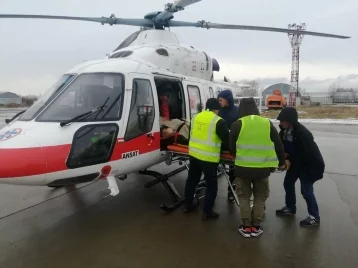 Фото: В Кузбассе сердечника экстренно эвакуировали в больницу на вертолёте 1