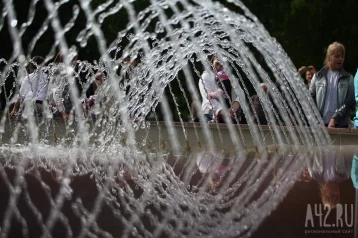 Фото: Кузбассовцы пожаловались на детей, которые купались в фонтане и обливали водой рядом сидящих горожан 1