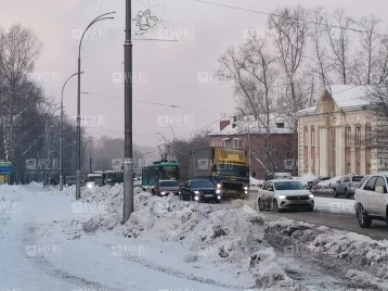 Фото: В Кемерове грузовик выехал на рельсы и забуксовал, парализовав движение трамваев 1