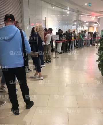Фото: Кузбассовцы выстроились в огромную очередь в магазин H&M 1