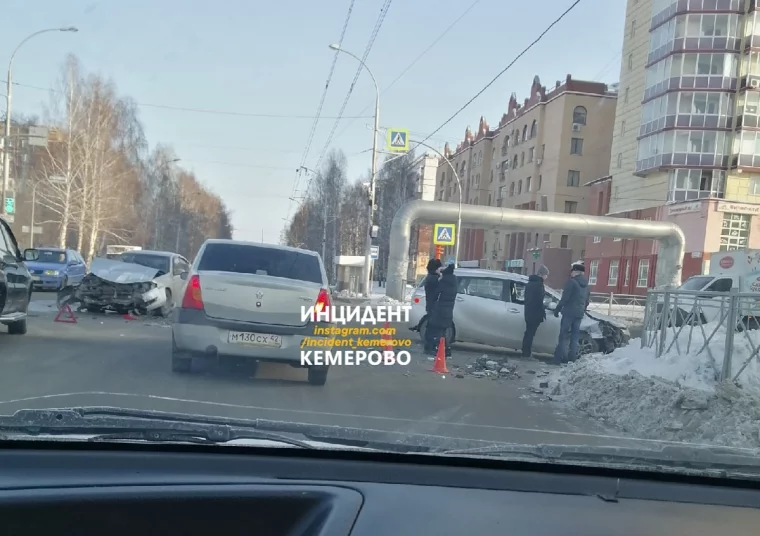 Фото: На кемеровском перекрёстке столкнулись две легковушки 2