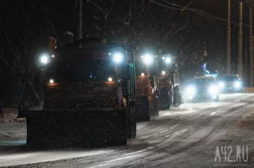 Фото: За ночь на дорогах Кемерова применили 200 тонн пескосоляной смеси 1
