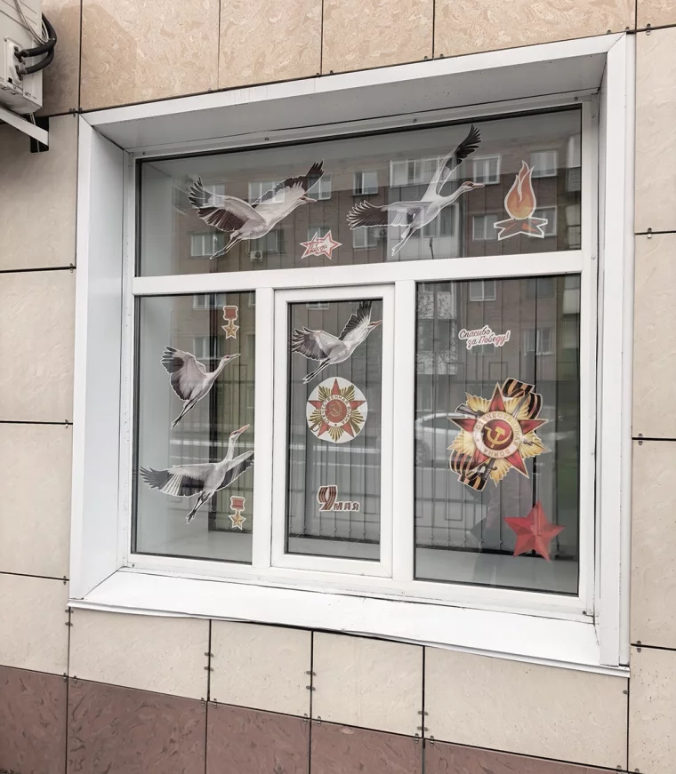 Фото: Угольщики «СУЭК-Кузбасс» присоединились к традиционной акции «Окна Победы» 2