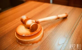 Педофил насиловал 7-летнюю девочку в туалете, пока её мать пыталась выбить дверь