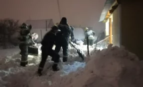 В Новокузнецке женщина хотела очистить крышу от снега и провела под завалом 10 часов