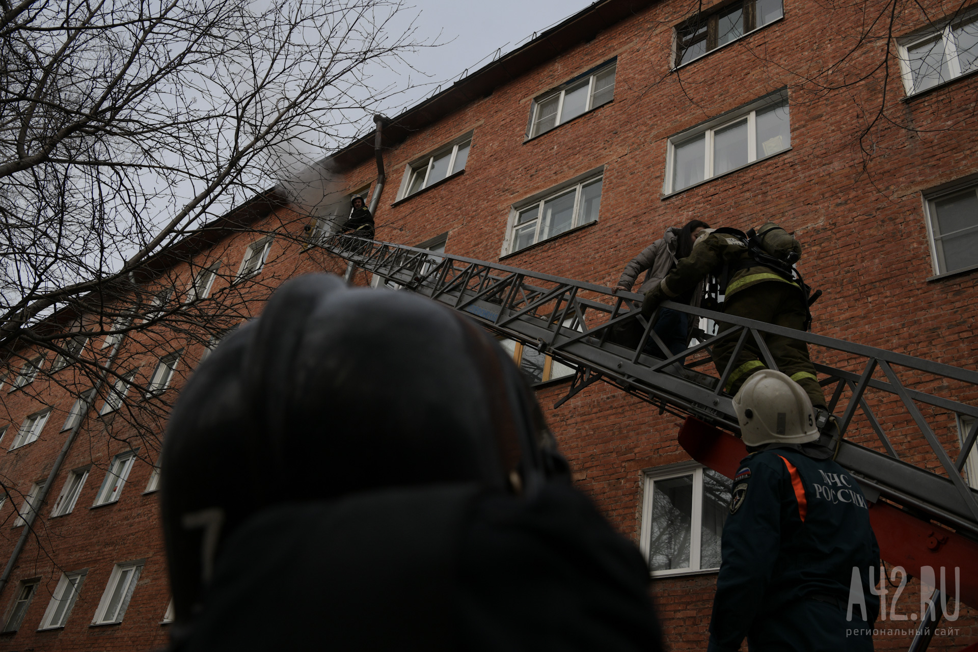 Пожарные спасли женщину из горящей квартиры пятиэтажки в Кузбассе