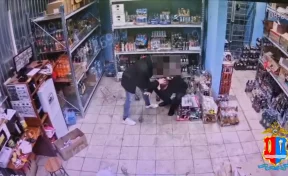 В Иванове мужчина разгромил алкомаркет и скинул на голову продавца упаковку пива