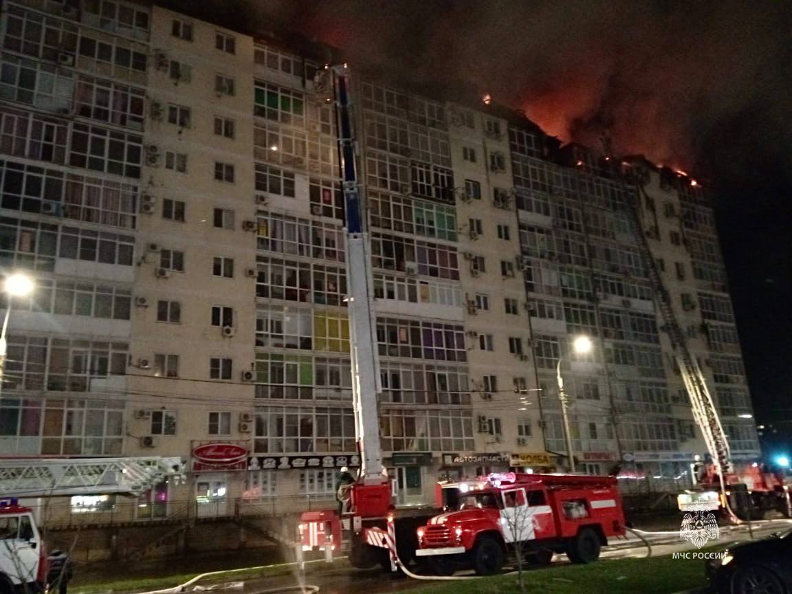 В Анапе из горящей многоэтажки эвакуировали 440 жителей, один человек пострадал 