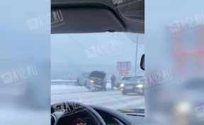 В Кемерове последствия ДТП на Кузбасском мосту сняли на видео