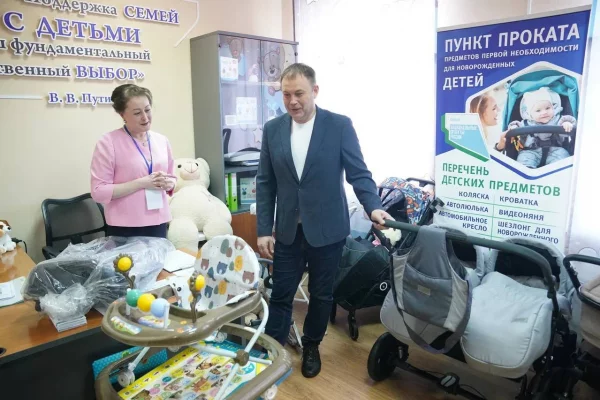Губернатор Кузбасса оценил востребованность пункта проката вещей для новорождённых