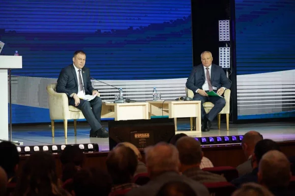 Вернуть бассейн и фестиваль «Арт-вишня»: Илья Середюк выслушал жителей Осинников