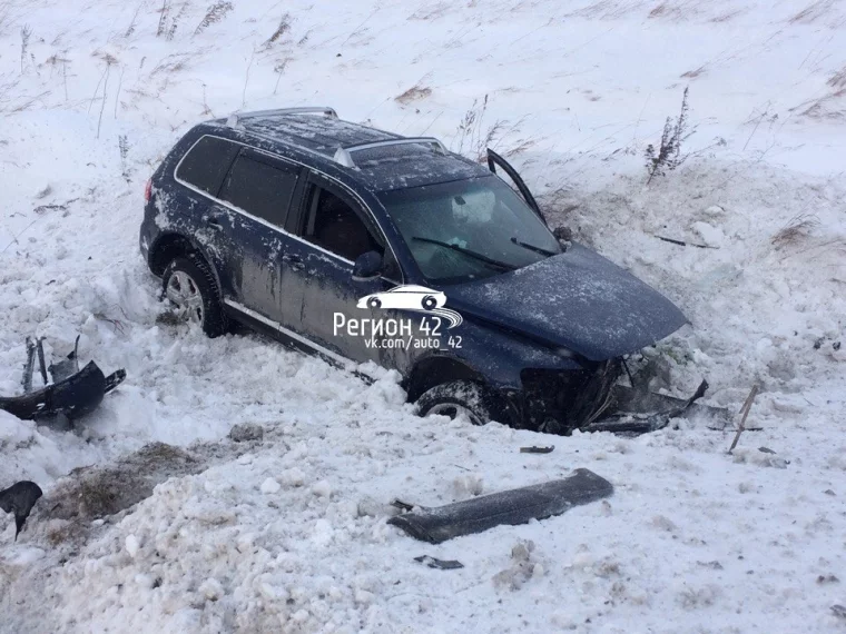 Фото: На ленинск-кузнецкой трассе Nissan разорвало надвое после столкновения с Volkswagen 5