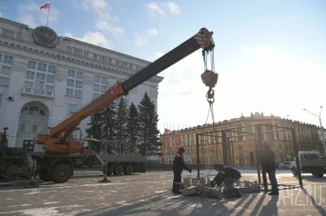 Фото: В Кемерове на площади Советов начали устанавливать новогоднюю ель 1