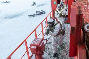 Фото: Спецназ и лётчики Росгвардии из Кузбасса участвуют в масштабных учениях в Арктике 1