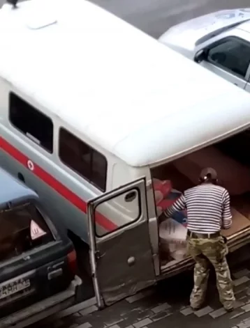 Фото: В Минздраве Кузбасса объяснили, почему машина со знаком медслужбы перевозит мешки с цементом 1