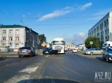 Фото: Попавшая в ДТП фура перекрыла дорогу на кемеровском перекрёстке 1