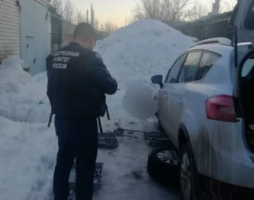Фото: Автомобиль не устоял на домкрате и придавил насмерть мужчину 1