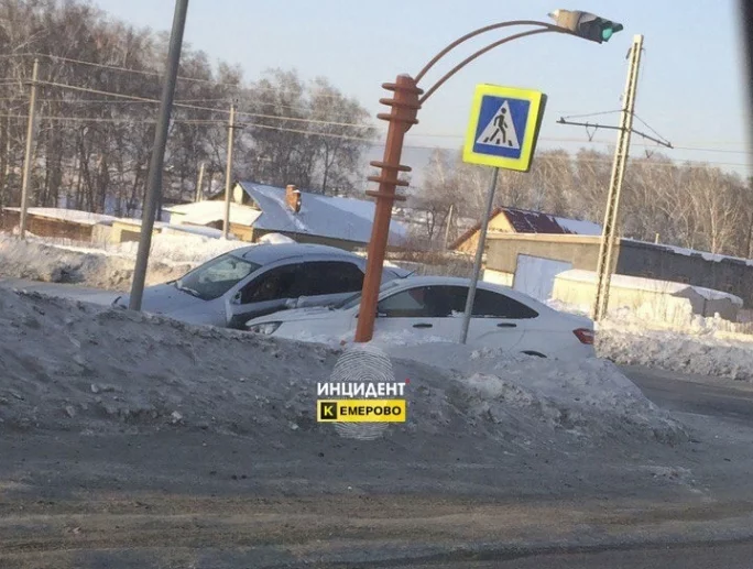 Фото: «Сильнейший удар»: в Кемерове легковые авто вынесло с проезжей части на тротуар 2