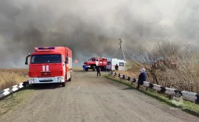 Пожар охватил десятки построек в деревне в Курганской области  