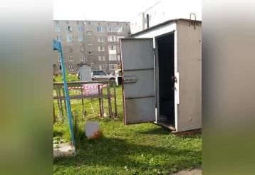 Фото: Кемеровчане пожаловались на туалет и технику на детской площадке 1