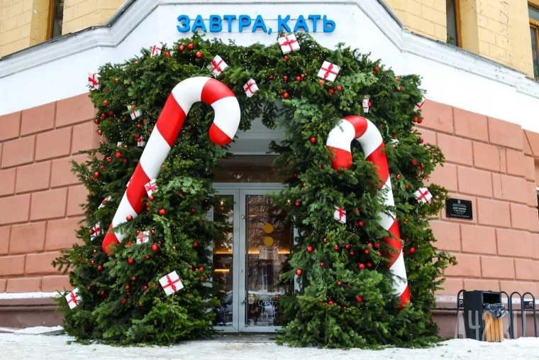 Фото: Праздник на витринах: новогодний декор на фасадах заведений Кемерова 22
