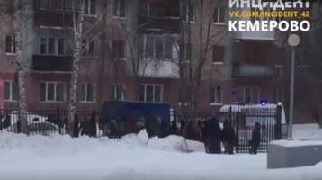 Фото: Из кемеровских школ и больниц эвакуируют людей из-за сообщений о минировании 1