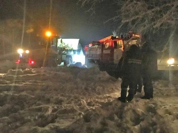 Фото: Застряли все: в Новокузнецке спасатели вытаскивали из снега машины 20 человек, пытавшихся помочь друг другу  1