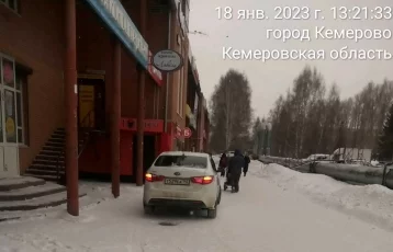 Фото: В Кемерове оштрафовали водителя, припарковавшегося на тротуаре  1