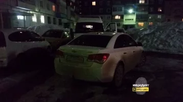 Фото: В Кемерове водитель автомобиля перегородил дорогу скорой помощи 1